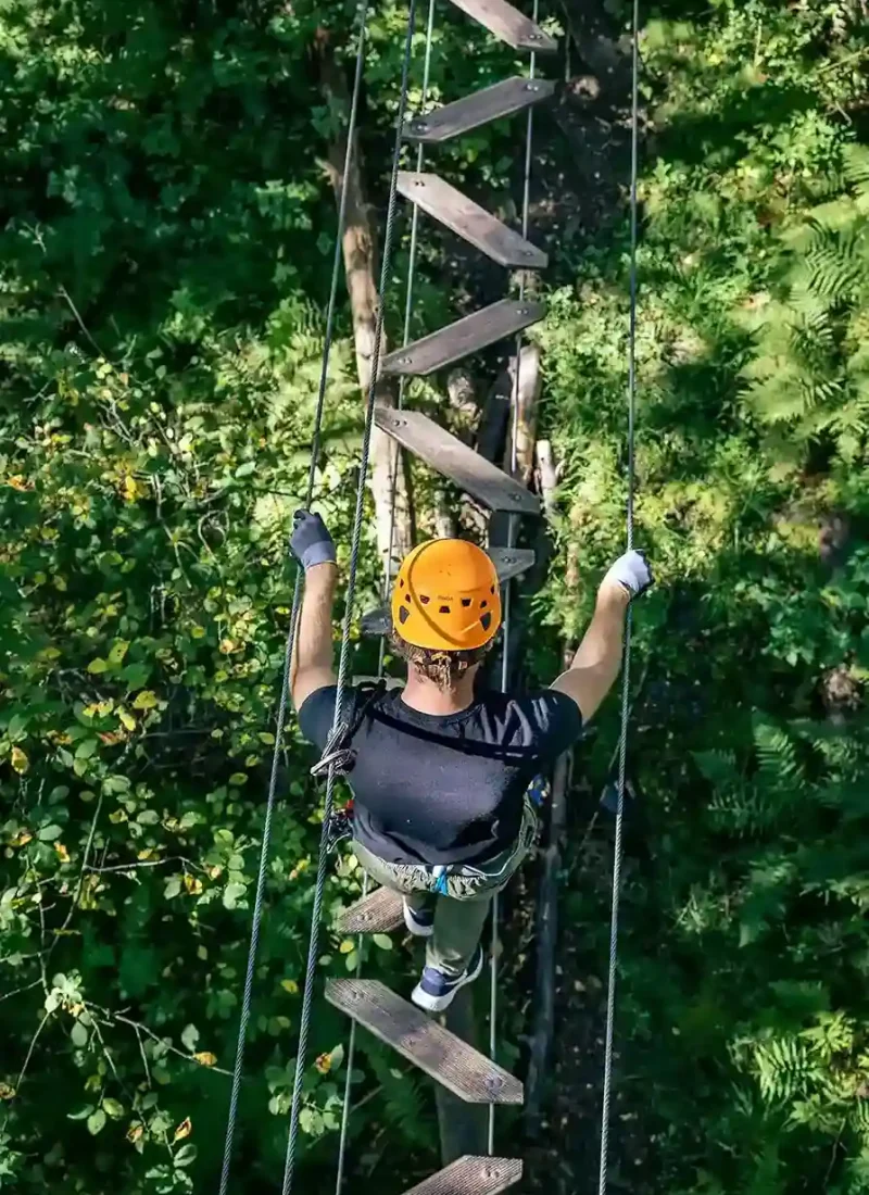 Person som klättrar på höghöjdsbanan på High Adventure under ett företagsevent i Göteborg